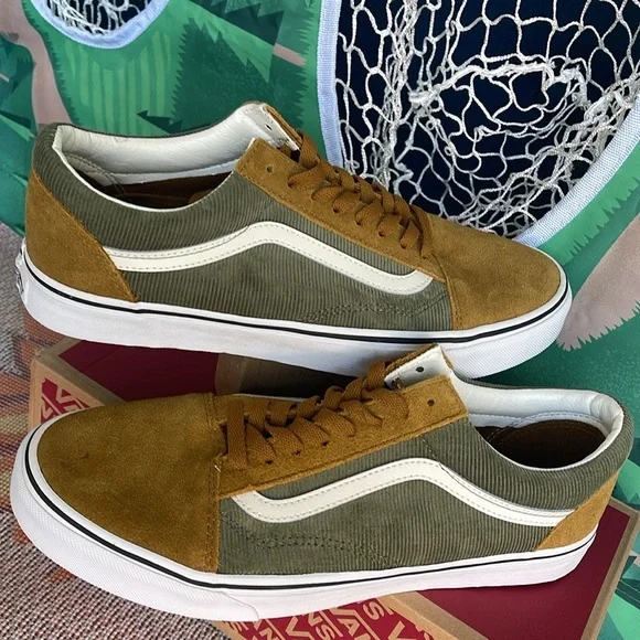 Vans Men’s Old Skool
Mini Cord Green/Brown
VN000ZNIT20A
Sneakers
 Corduroy - Picture 12 of 16